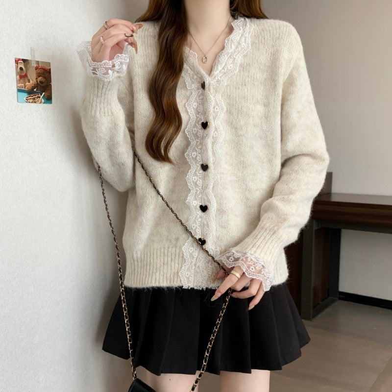 Damen Strickjacke mit Spitzenakzenten und Herzknöpfen WW