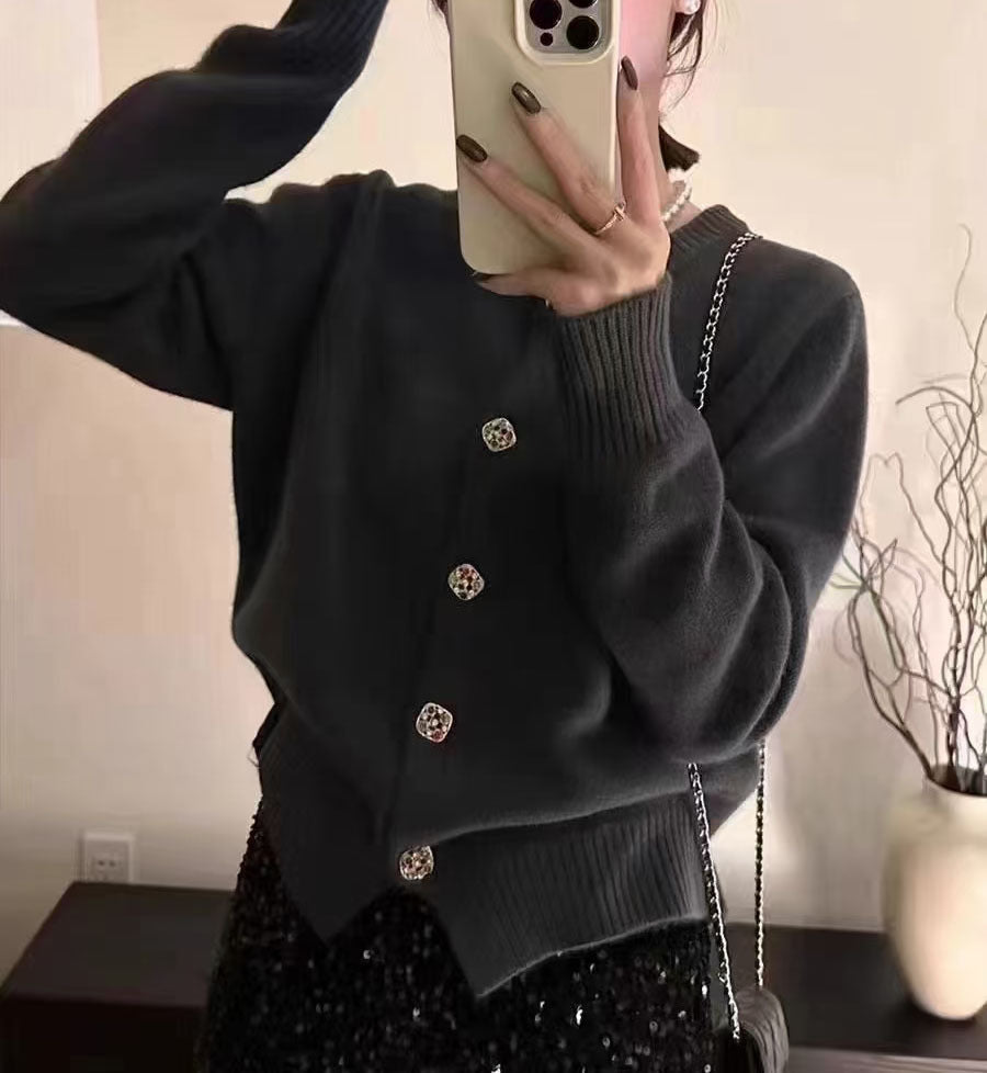 Damen Strickjacke mit bunten Knopfdetails und eleganter Passform WW