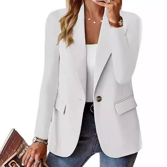 Damen modernes Blazer-Outfit mit elegantem Schnitt und klassischen Details WW