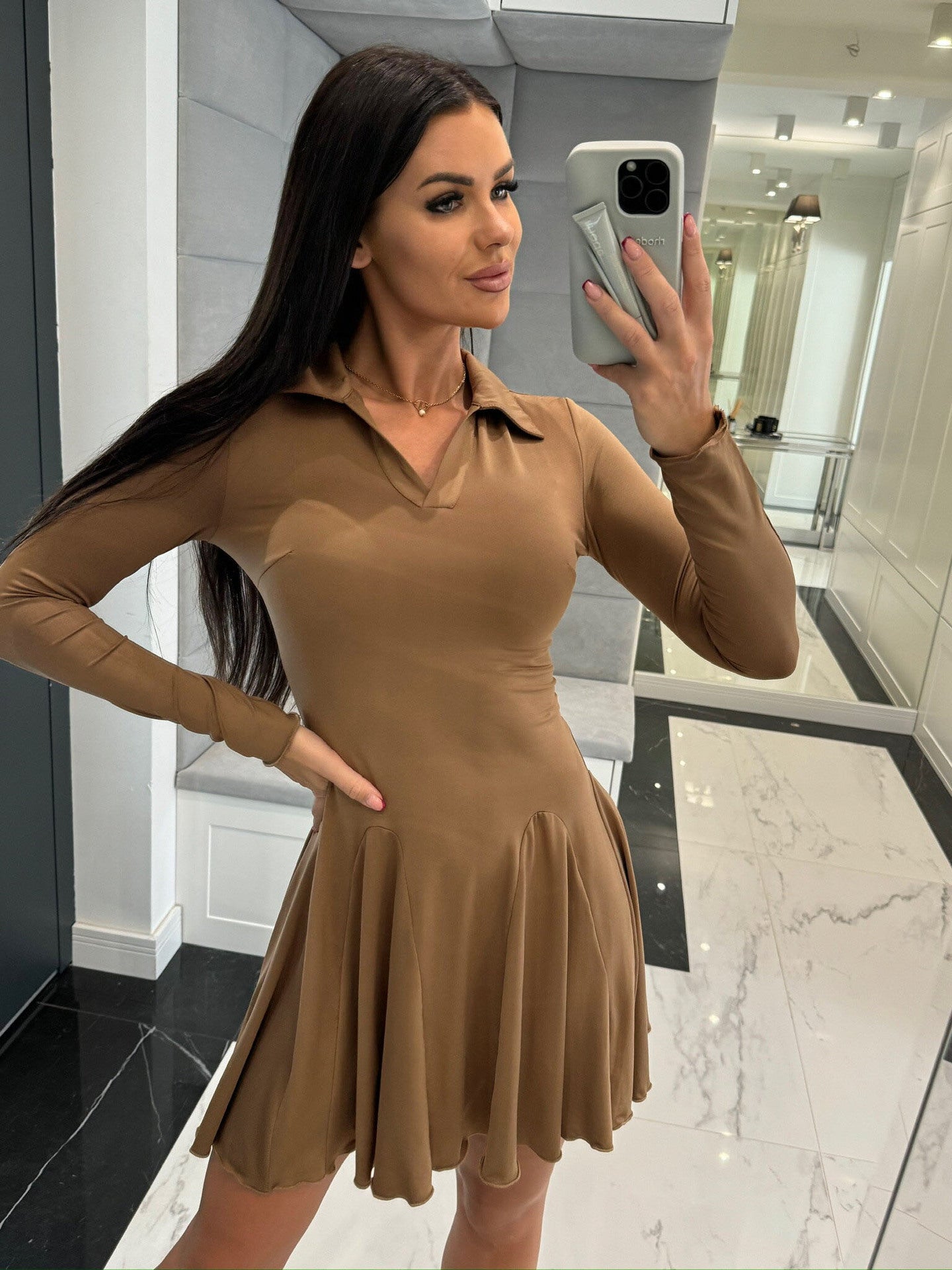 Damen Sportliches Polo-Kleid mit schwingendem Rock und langen Ärmeln WW