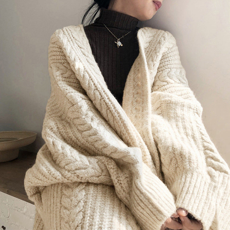 Damen Strickponcho mit tiefem V-Ausschnitt und trendigem Zopfmuster W&W Mode