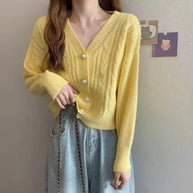 Damen Strickjacke mit elegantem Zopfmuster und hochwertigen Knopfdetails WW