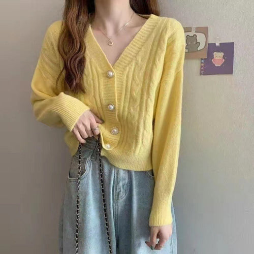 Damen Strickjacke mit elegantem Zopfmuster und hochwertigen Knopfdetails WW