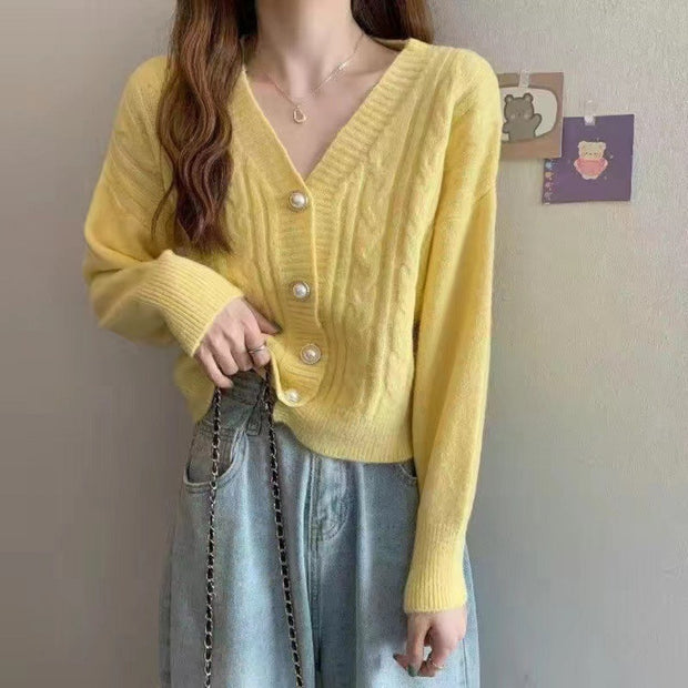 Damen Strickjacke mit elegantem Zopfmuster und hochwertigen Knopfdetails WW