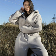 Damen sportliches und lässiges Set aus cropped Hoodie und weiter Jogginghose WW