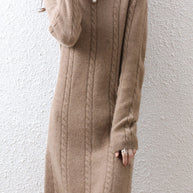 Damen Strickkleid mit elegantem Zopfdesign und hohem Kragen WW
