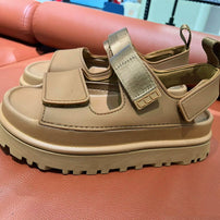 Damen Sportliche Sandalen mit verstellbaren Klettverschlüssen und rutschfester Profilsohle WW