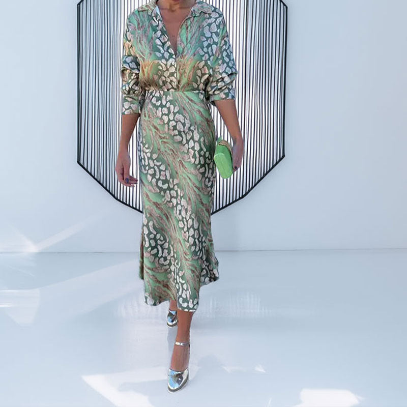 Damen seidiges Maxikleid mit elegantem Wickel-Design und schimmerndem Muster W&W Mode