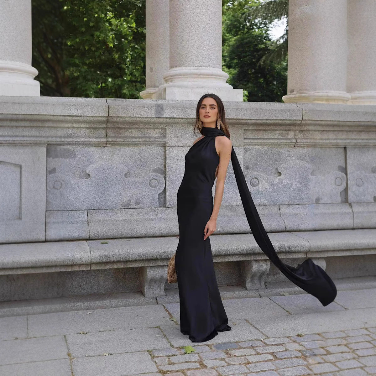 Damen Abendkleid mit elegantem Stehkragen und voluminösem Cape W&W
