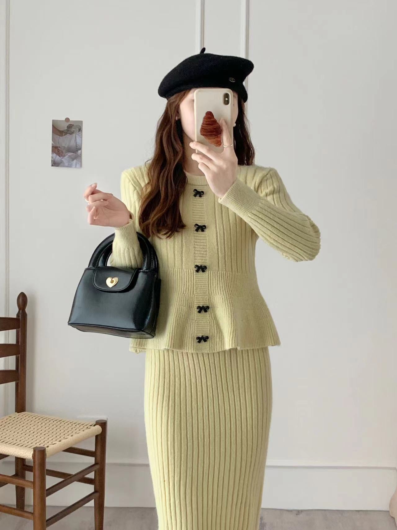Damen Strickensemble mit elegantem Rock und feiner Knopfdetails WW