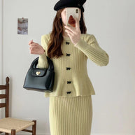 Damen Strickensemble mit elegantem Rock und feiner Knopfdetails WW