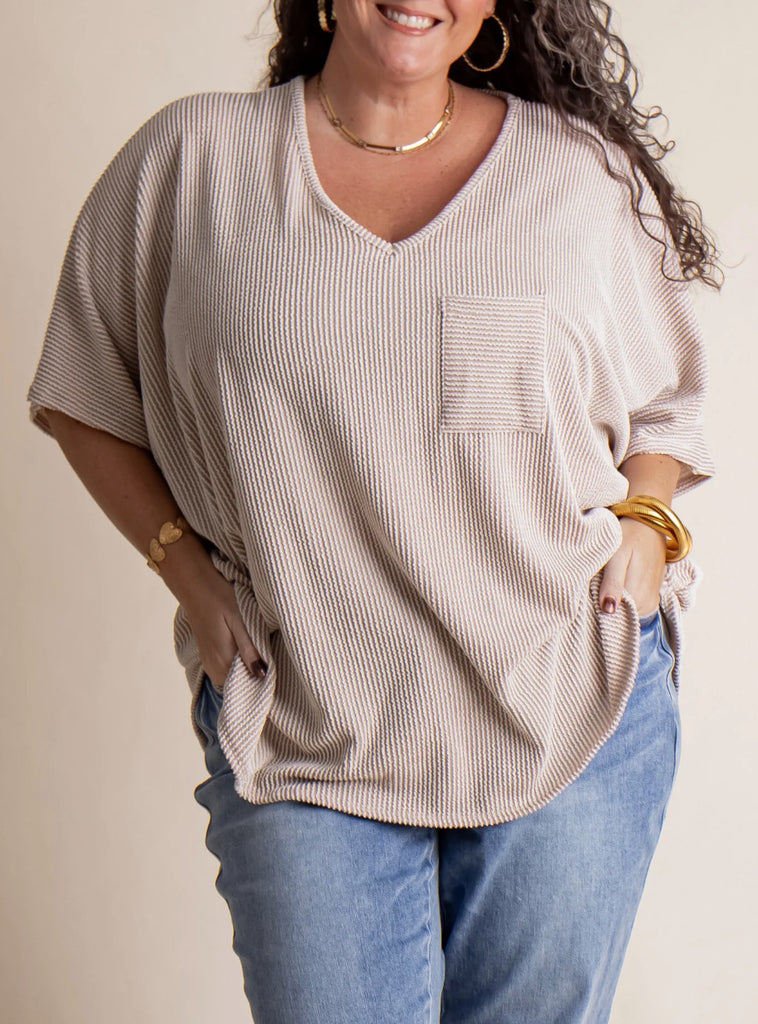 Damen lässiges oversized T-Shirt mit Brusttasche und seitlichen Schlitzen WW