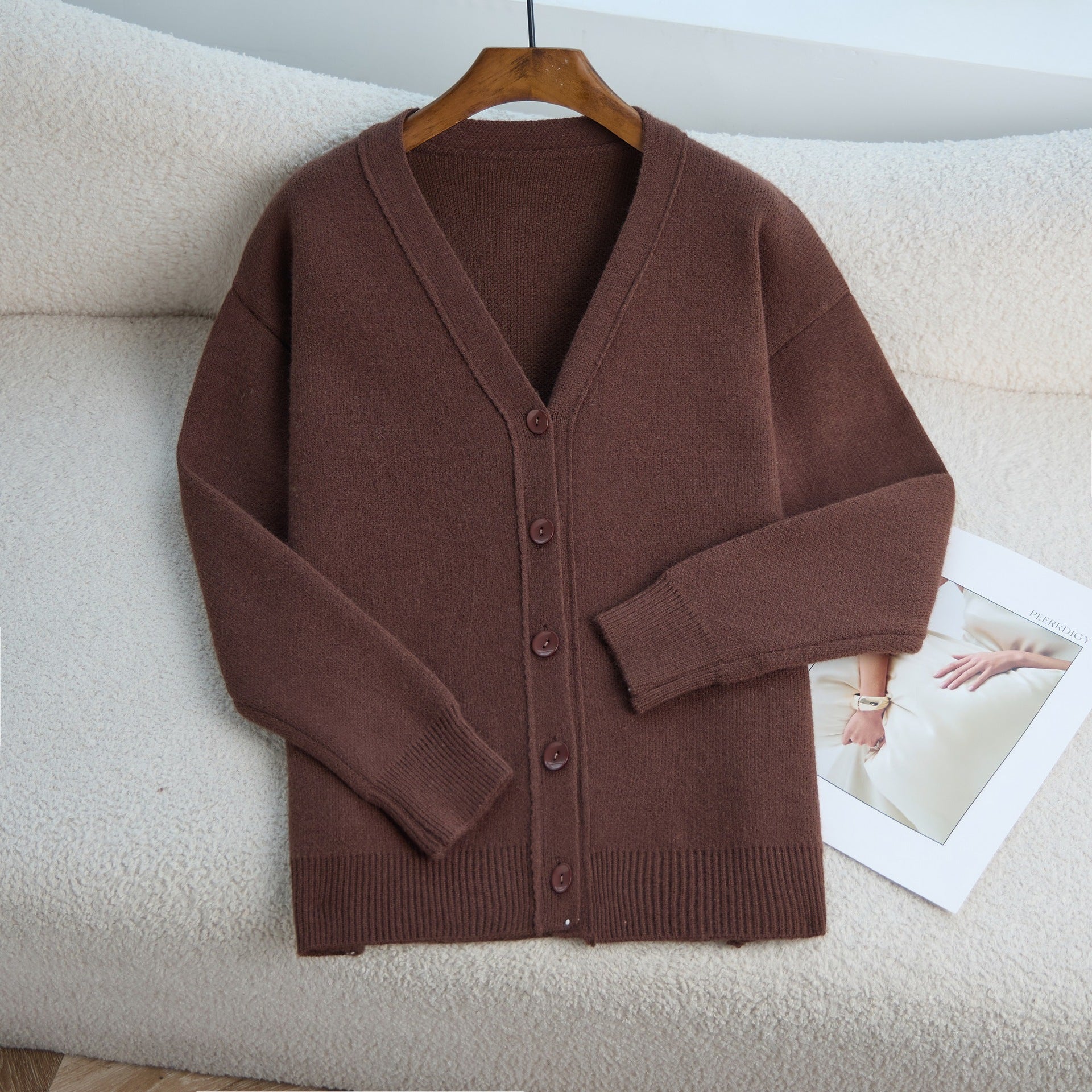 Damen Strickjacke mit V-Ausschnitt und feiner Rippstruktur WW