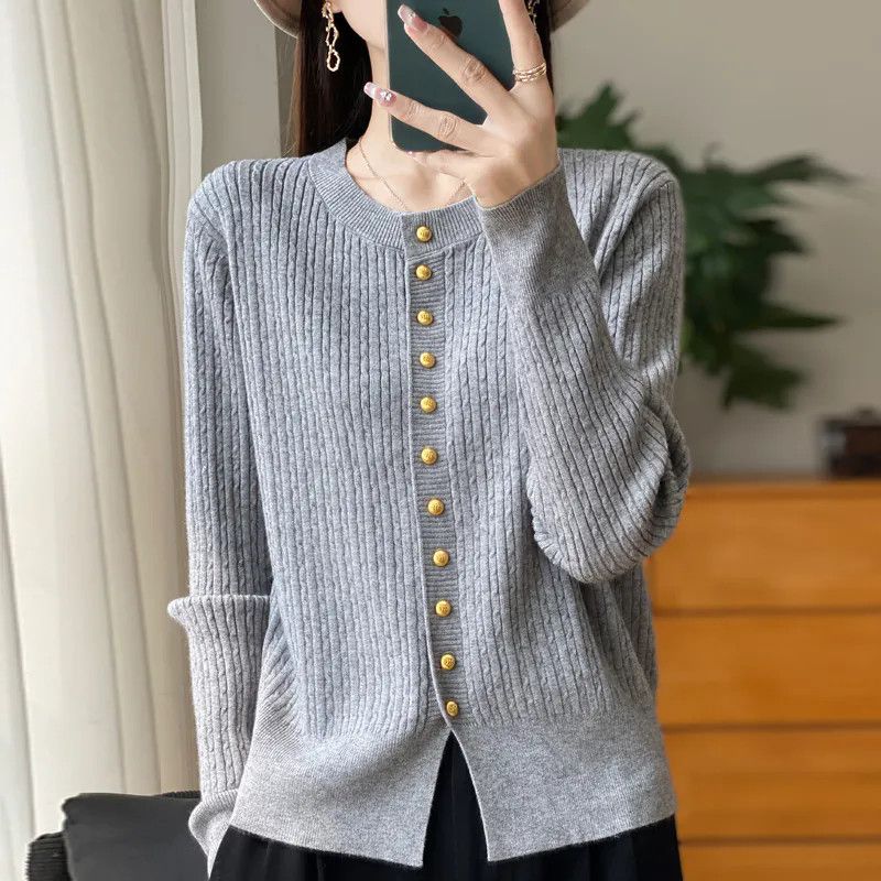 Damen Strickjacke mit goldenen Knöpfen WW