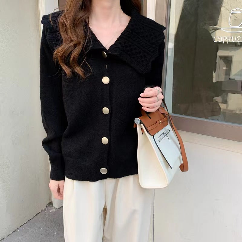 Damen Strickjacke mit breitem Kragen und dekorativen Knöpfen WW