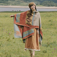 Damen Modischer Poncho mit kunstvollem Muster und fransigen Kanten WW