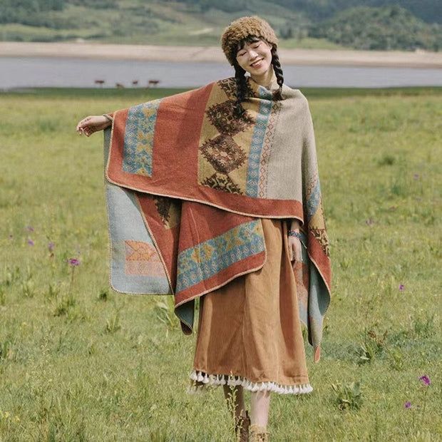 Damen Modischer Poncho mit kunstvollem Muster und fransigen Kanten WW