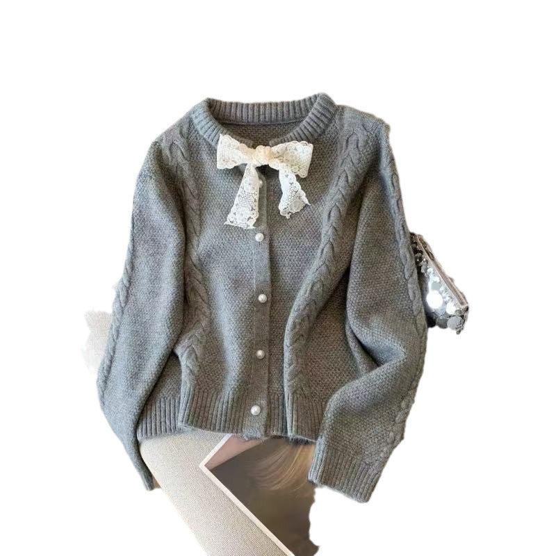 Damen Strickjacke mit dekorativem Spitzenkragen und Knopfverschluss WW