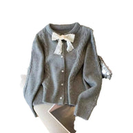 Damen Strickjacke mit dekorativem Spitzenkragen und Knopfverschluss WW