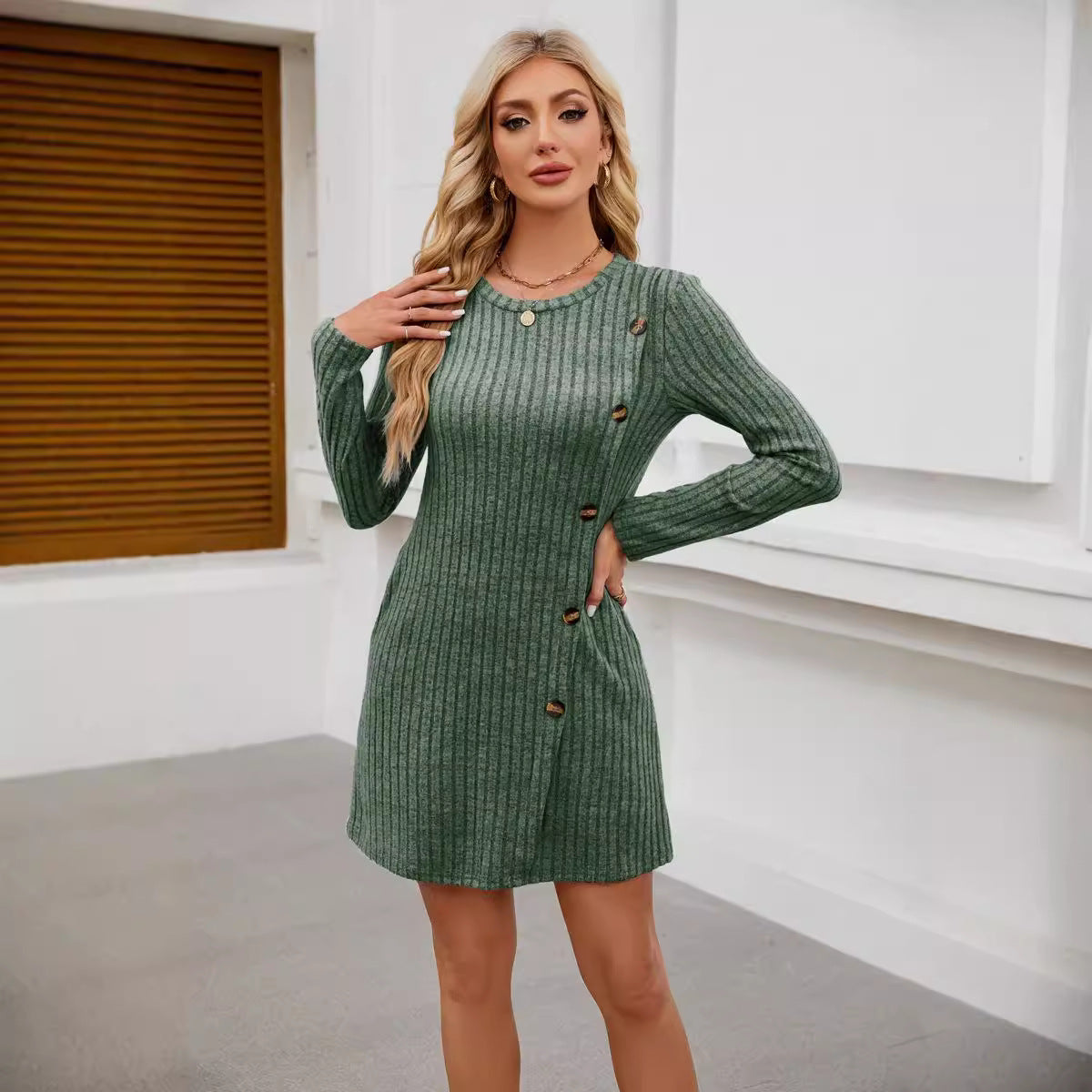 Damen Strickkleid mit hochwertigem Rippdesign und dekorativen Knöpfen WW