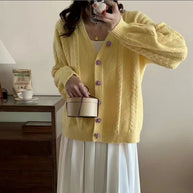 Damen Strickjacke mit dekorativen Knöpfen und Zopfmuster WW