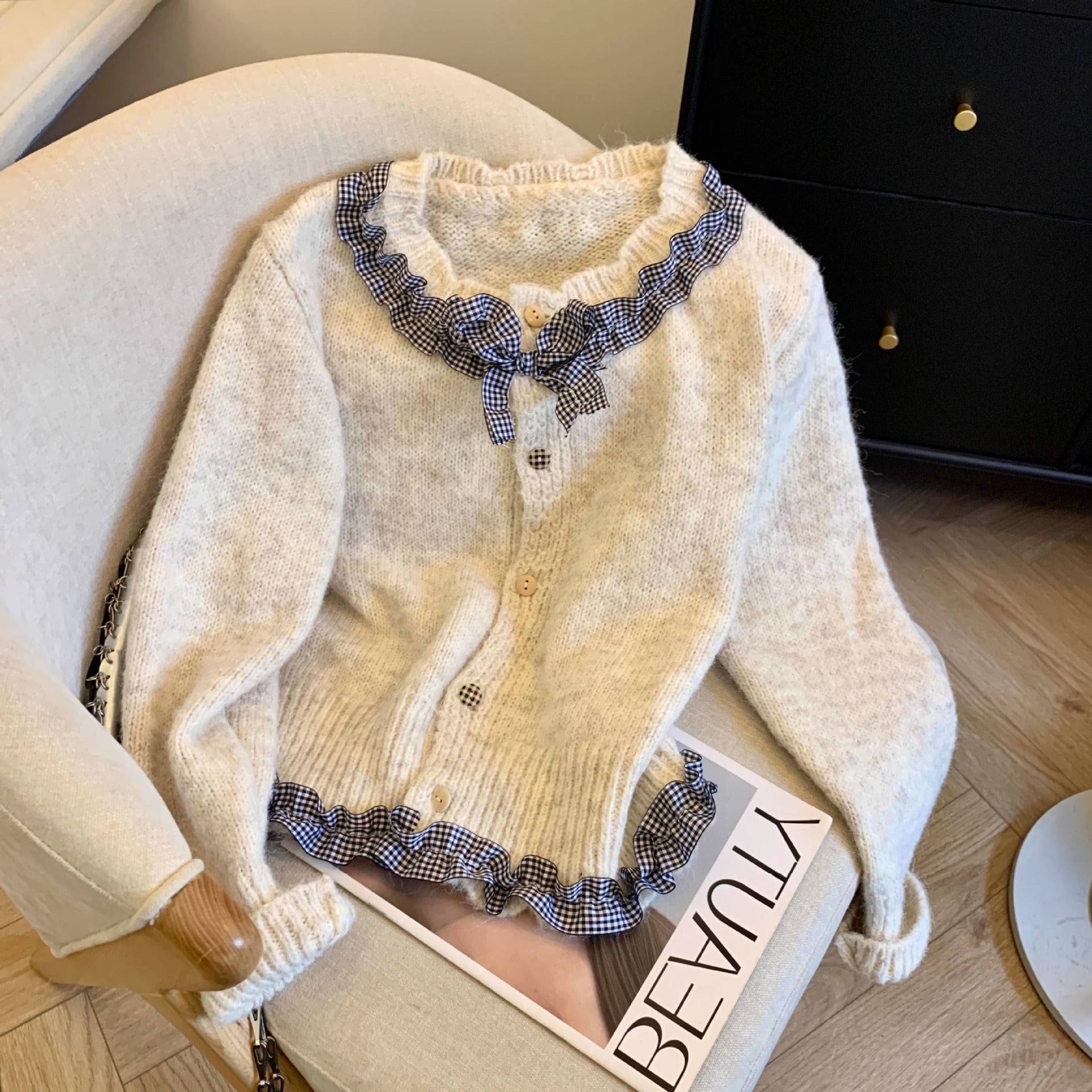 Damen Strickjacke mit Rüschen und eleganter Schleife WW
