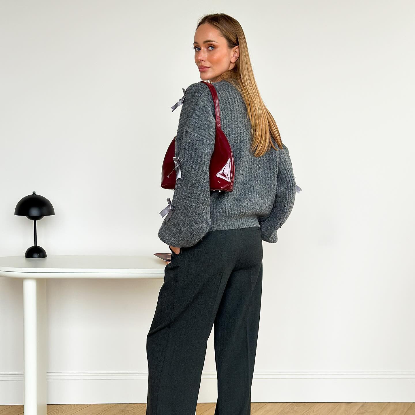 Damen Strickjacke mit romantischen Rüschendetails WW