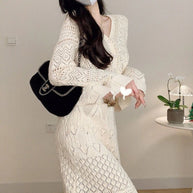 Damen Strickkleid mit feiner Lochmusterung und eleganten Knopfdetails WW