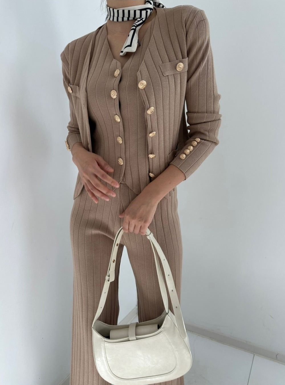 Damen elegantes gestricktes Ensemble mit Knopfdetaillierung WW