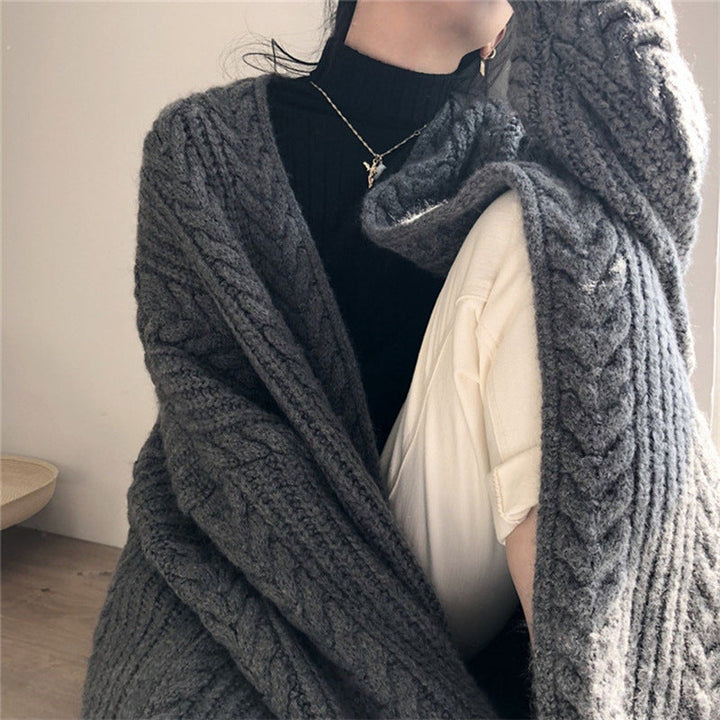 Damen Strickponcho mit tiefem V-Ausschnitt und trendigem Zopfmuster W&W Mode