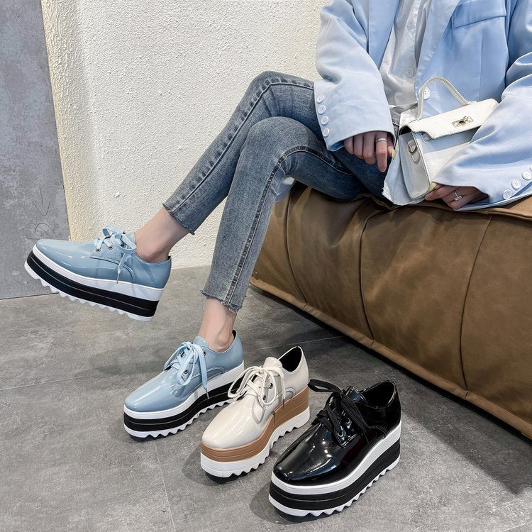 Damen Modische Plateau-Sneaker mit schickem Glanz und komfortabler Sohlenkonstruktion W&W