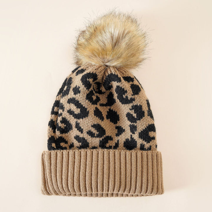 Damen Strickmütze mit elegantem Leopardenmuster und kuscheligem Kunstfellpompon W&W Mode