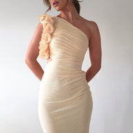 Damen Figurschmeichelndes Midi-Kleid mit asymmetrischem Ausschnitt und Rüschendetails W&W