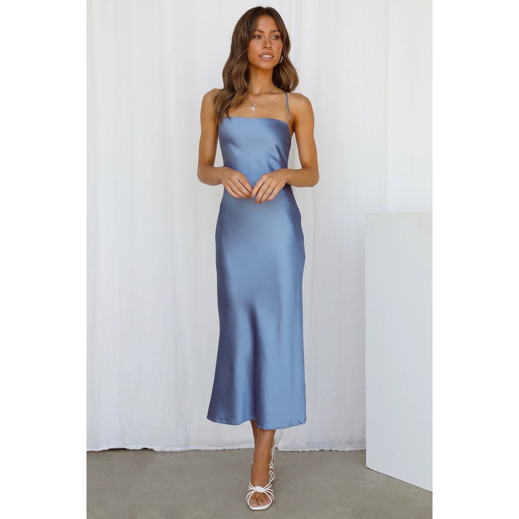 Damen Satinmaxikleid mit schmalem Schnitt und Spaghettiträgern WW