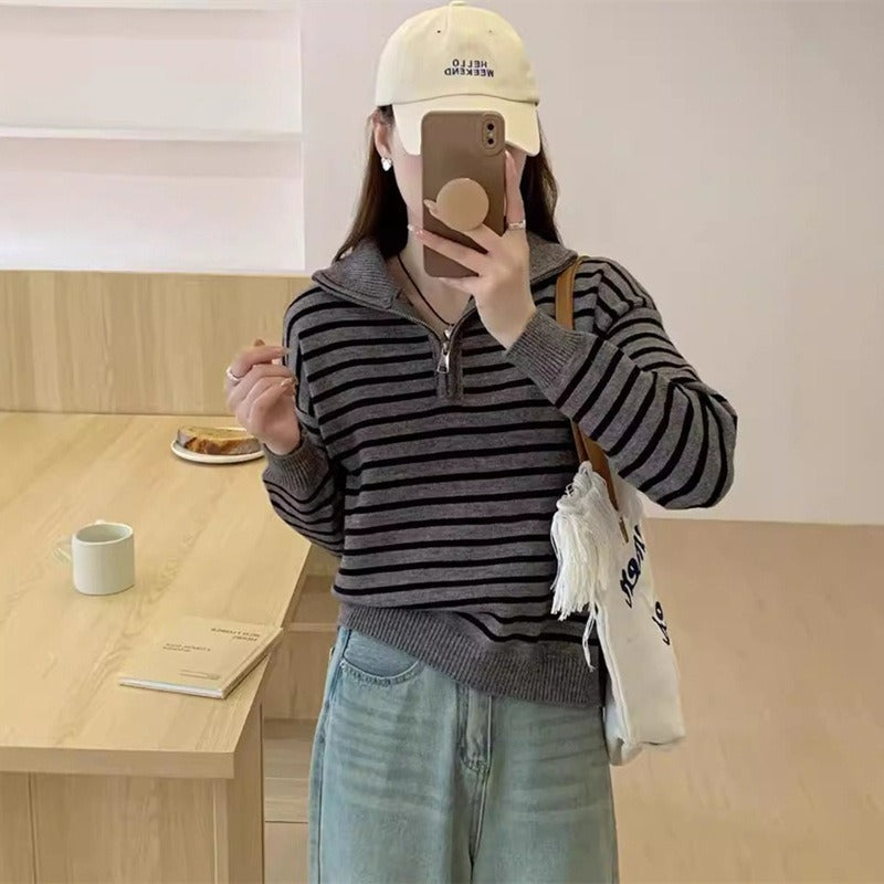 Damen Strickpullover mit kurzem Reißverschluss und modischem Streifenmuster WW