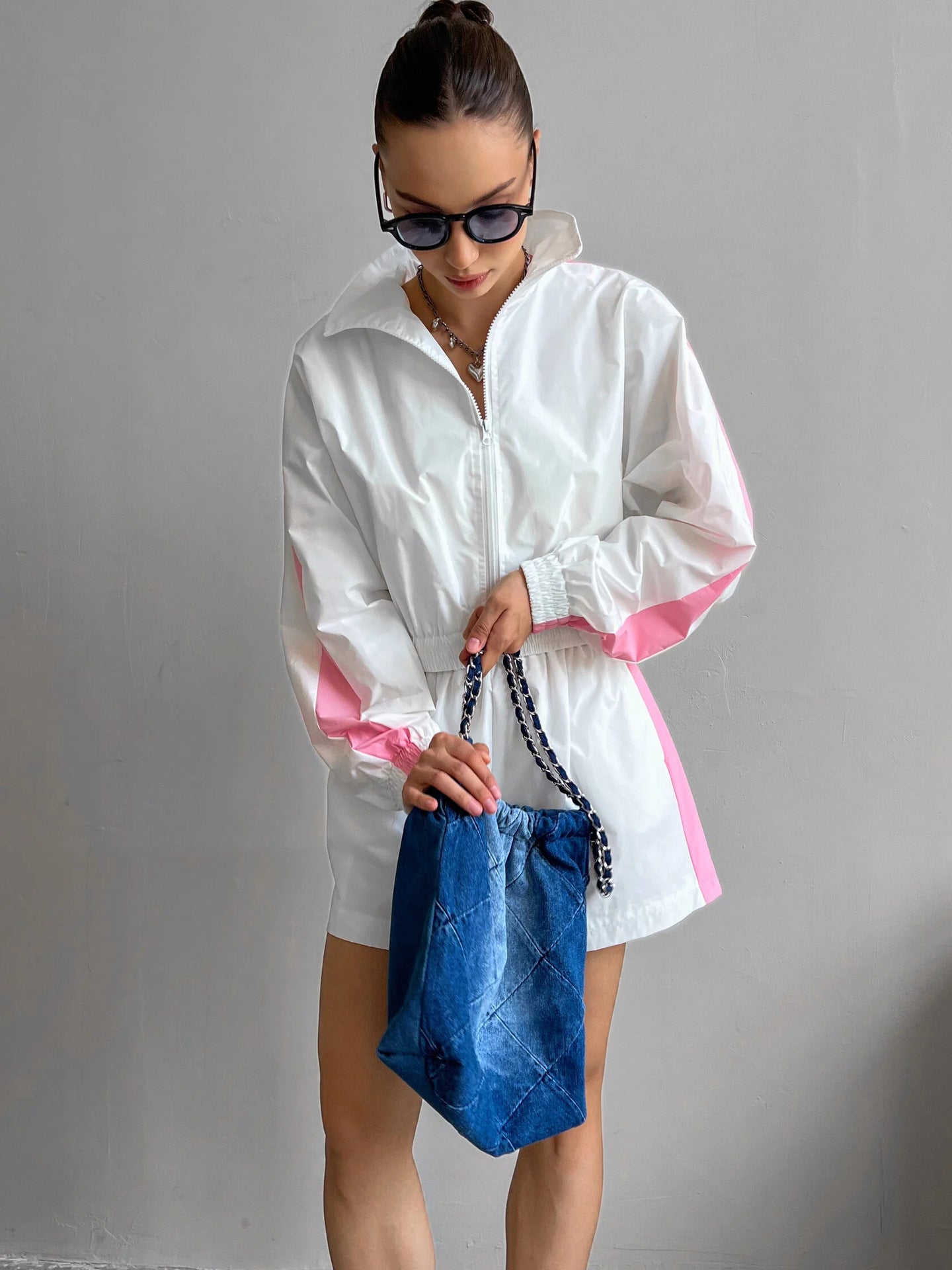 Damen Sportliches Windbreaker-Set mit elastischen Shorts WW