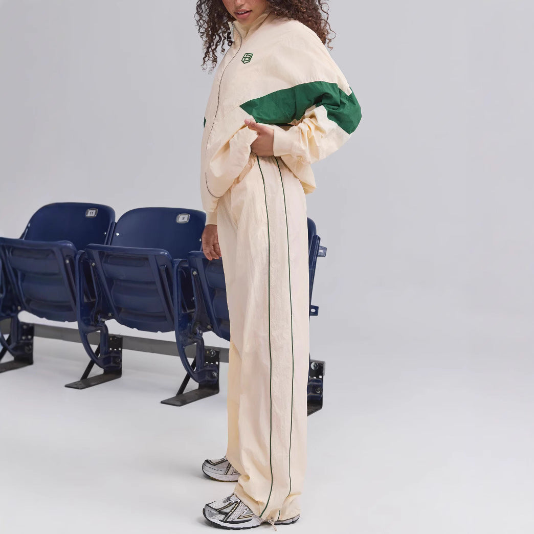 Damen Sportanzug mit hohem Kragen und farblich abgesetzten Akzenten WW