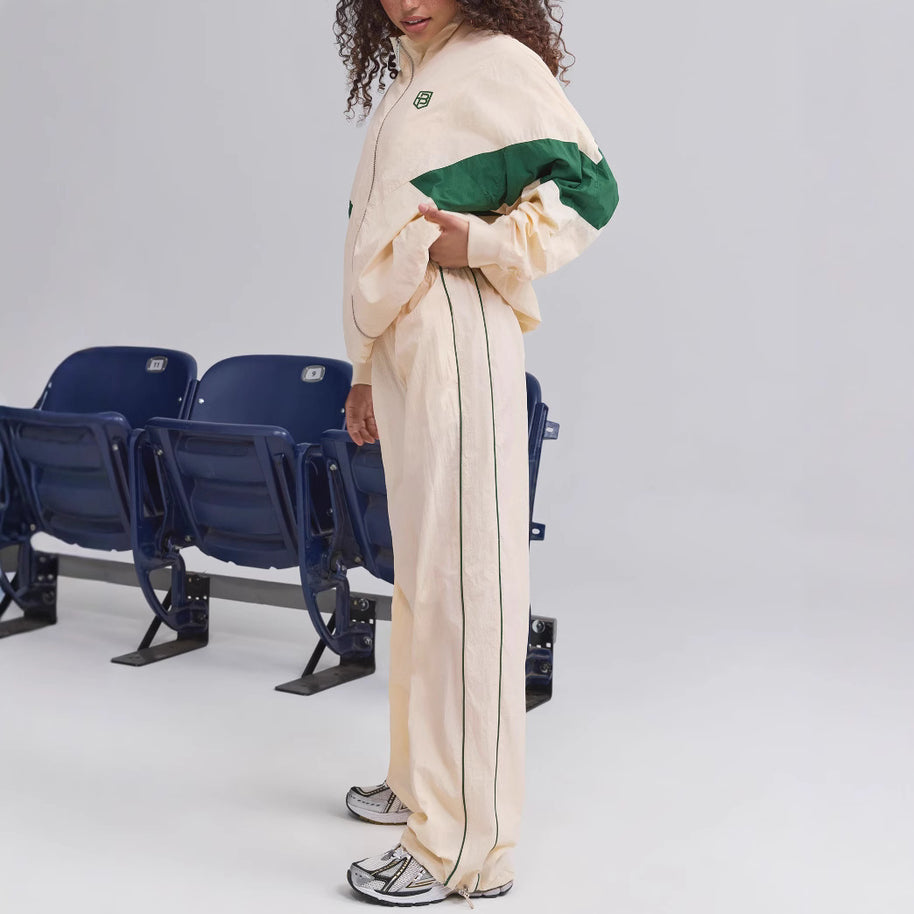 Damen Sportanzug mit hohem Kragen und farblich abgesetzten Akzenten WW