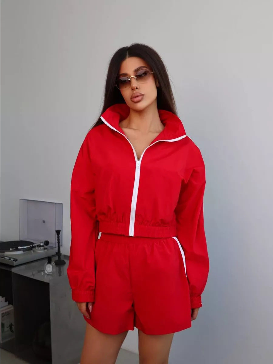 Damen Sportliches Windbreaker-Set mit elastischen Shorts WW