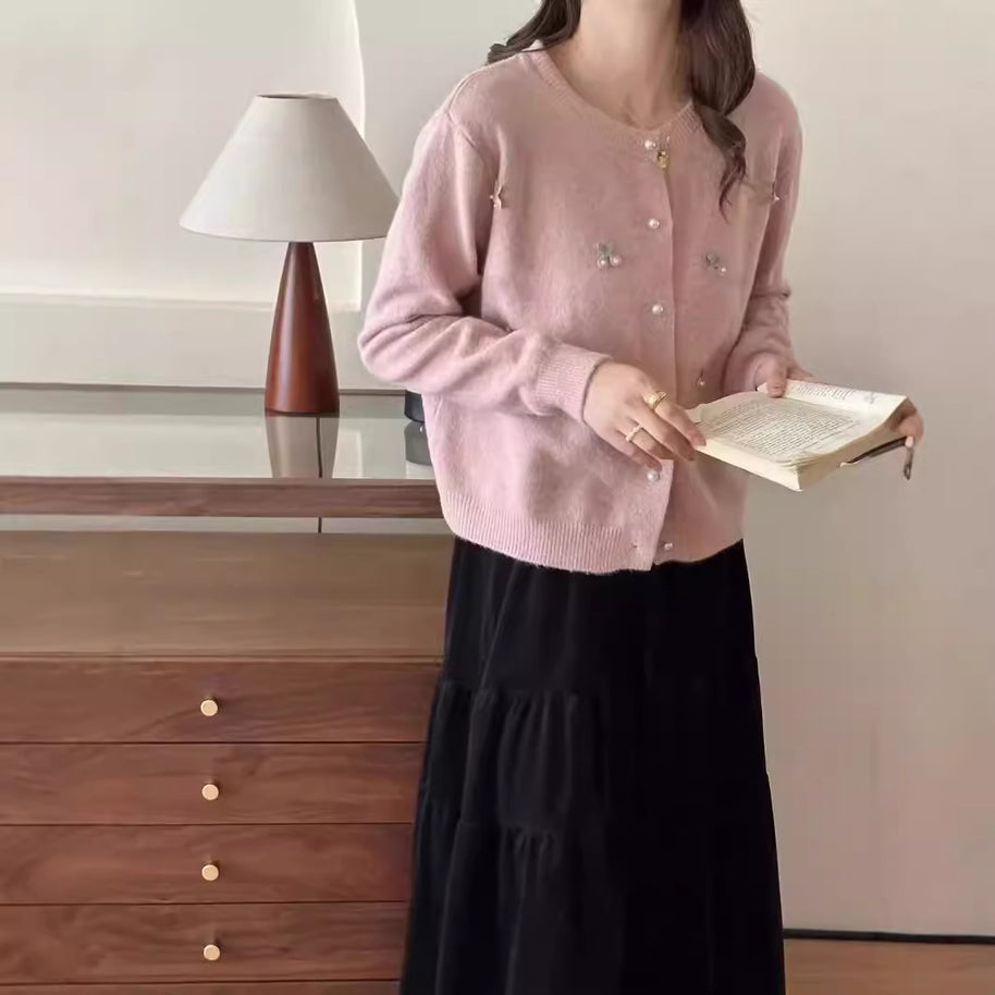 Damen Strickjacke mit floralen Stickereien und Perlenknöpfen WW