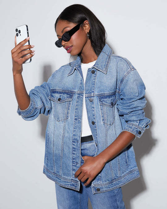 Damen Oversized Denimjacke mit modernen Details WW