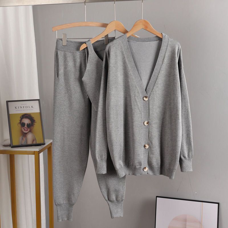 Damen stilvolles Strickset mit Knopfdetaillierung WW