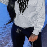 Damen sportlicher Kapuzenpullover mit grafischem Druck und Kängurutasche WW