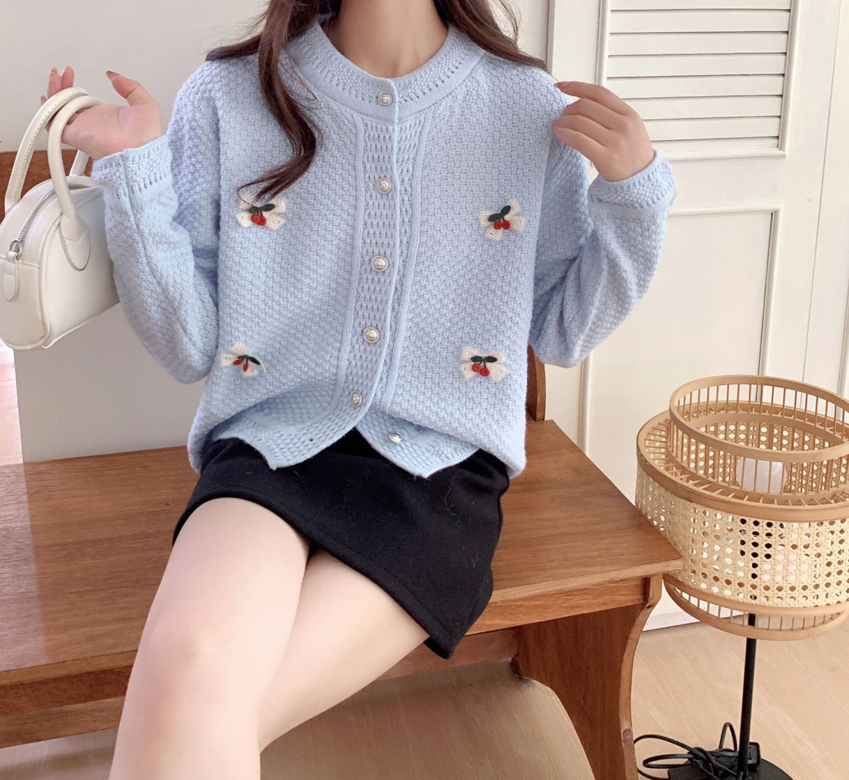 Damen Strickjacke mit dekorativen Stickereien WW