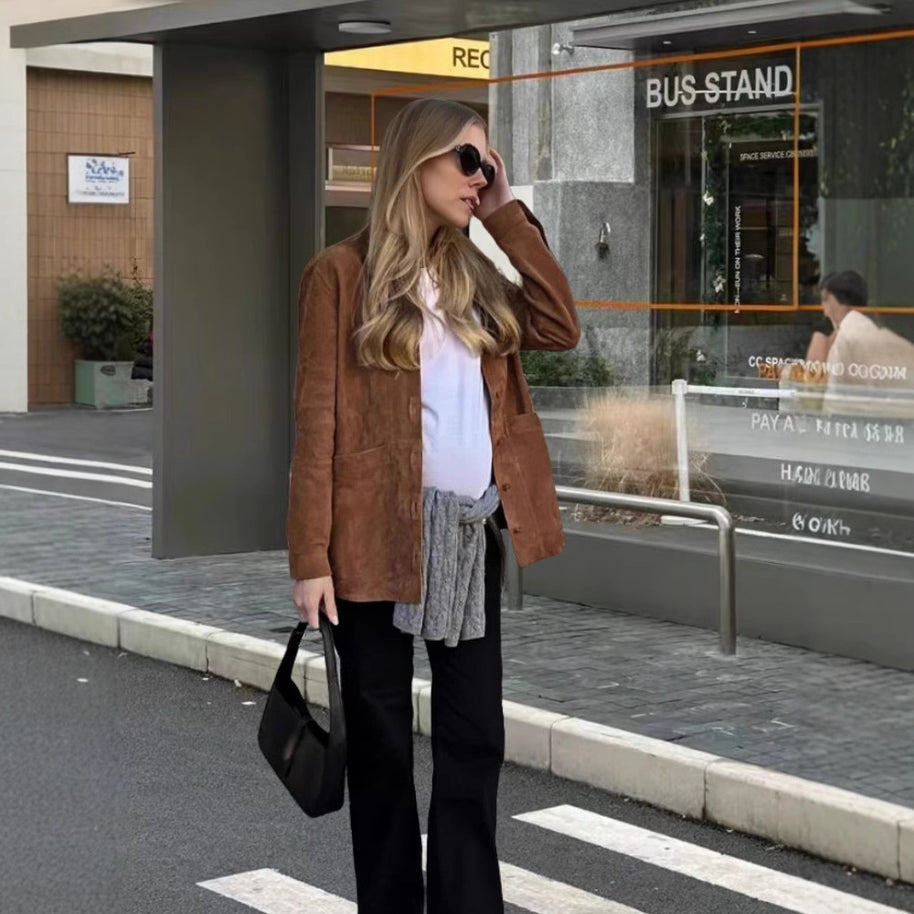 Damen weiche Wildlederjacke mit praktischen aufgesetzten Taschen und elegantem Schnitt WW