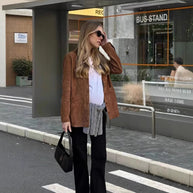 Damen weiche Wildlederjacke mit praktischen aufgesetzten Taschen und elegantem Schnitt WW