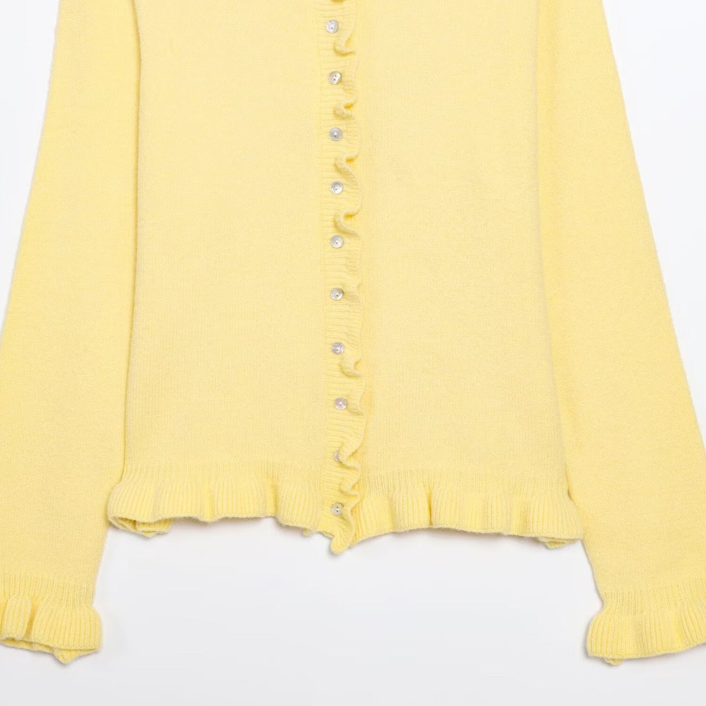 Damen Strickjacke mit eleganten Rüschendetails und Knopfverschluss WW