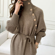 Damen Strickkleid mit hohem Kragen und dekorativen Knöpfen WW