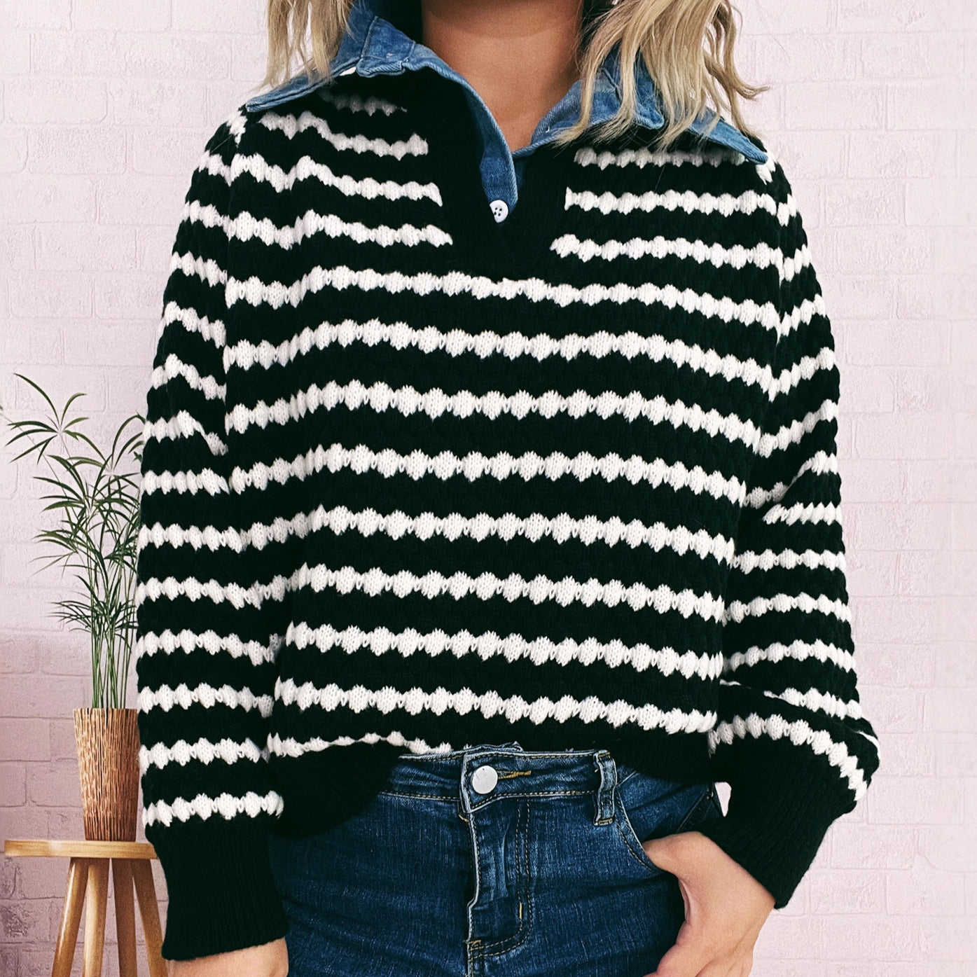 Damen Strickpullover mit tiefem V-Ausschnitt und markantem Streifenmuster WW