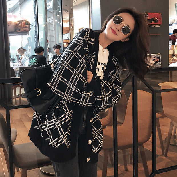 Damen bequeme Strickjacke mit klassischem Karomuster und Holzknöpfen WW